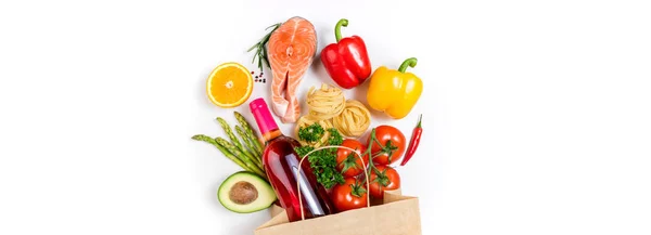 Fondo alimentario saludable. Comida saludable en bolsa de papel pescado, pasta, verduras, frutas y vino sobre fondo blanco. Compras concepto de supermercado de alimentos. Comer sano, cocinar concepto de cena —  Fotos de Stock