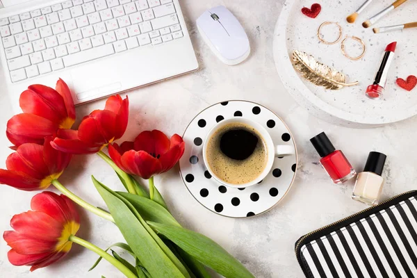 Mode feminint hem kontor arbetsyta platt Lay. Kvinnlig arbetsyta med laptop, kaffekopp, Tulpanbukett, accessoarer och kosmetika, anteckningsblock på sten bakgrund. Kvinnlig bakgrund — Stockfoto