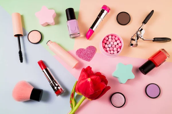 Makeup produkter och dekorativa kosmetika på färg bakgrund. Mode och skönhetskoncept. Mode feminin bakgrund Flat Lay — Stockfoto