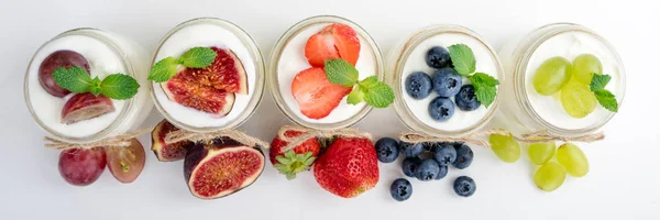 Yogurt fresco. Colazione con yogurt con frutta e bacche. Concetto di cibo sano — Foto Stock