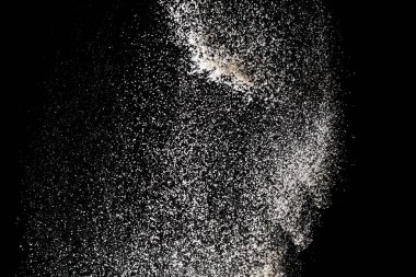 Beyaz toz sıçrama siyah arka plan üzerinde izole. Un ememe 