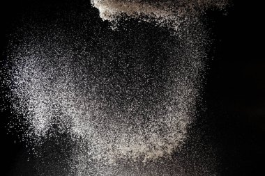 Beyaz toz sıçrama siyah arka plan üzerinde izole. Un ememe 