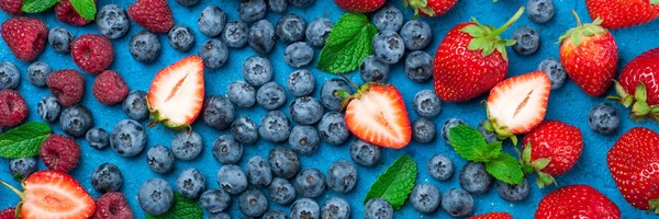 Frische Beeren Erdbeere, Blaubeere, Himbeere. Verschiedene frische Produkte — Stockfoto