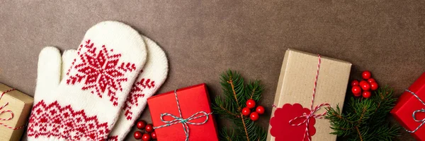 Sfondo natalizio con scatola regalo, albero di Natale, guanti e — Foto Stock