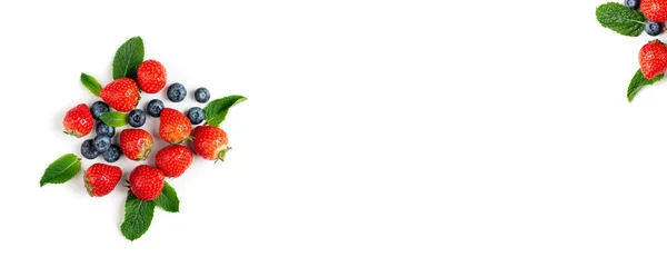 新鲜的浆果在白色的背景，顶视图。草莓， 蓝啤酒 — 图库照片