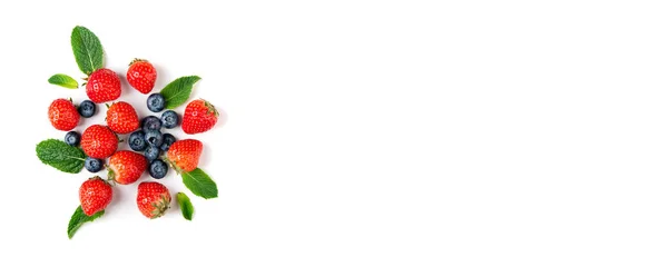 Свежие ягоды на белом фоне, вид сверху. Клубника, голубика — стоковое фото