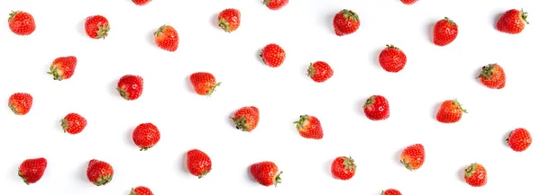 Fragola su sfondo bianco, vista dall'alto. Modello di bacche, piatto — Foto Stock