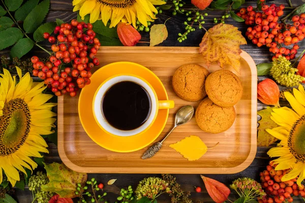 Filiżanka kawy i ciasteczka na jesiennym tle drewnianym. Jesienny urlop — Zdjęcie stockowe