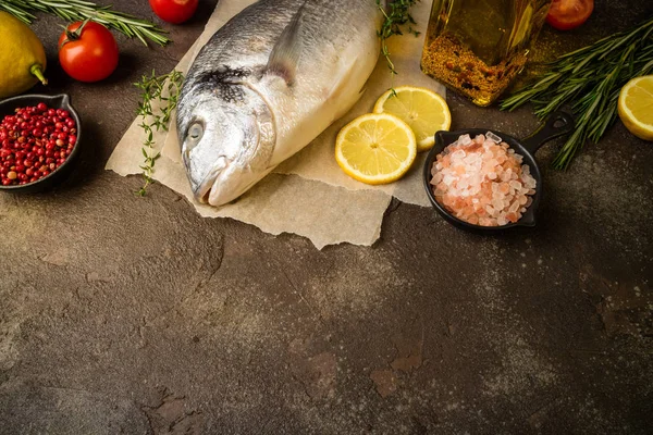 Closeup de peixe cru fresco. Peixe dorado com sal, limão e especiarias — Fotografia de Stock