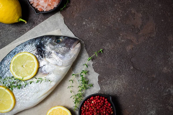 Dorado de peixe fresco e ingredientes para cozinhar. Peixe cru dorado w — Fotografia de Stock