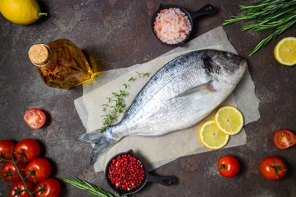 Dorado de poisson frais et ingrédients pour la cuisson. Dorado de poisson cru w — Photo