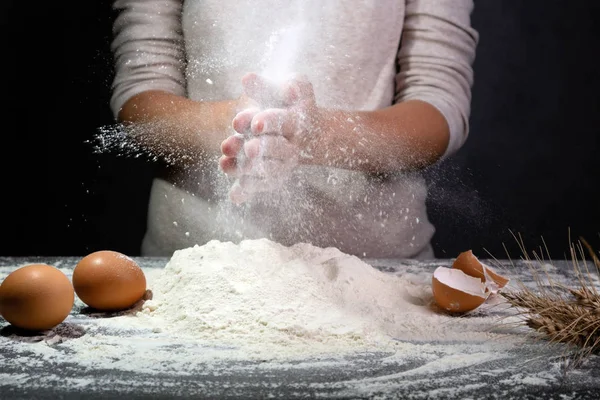 Manos femeninas amasando masa para cocinar pan, pizza o pasta. C —  Fotos de Stock