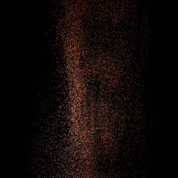 Tamizado de cacao en polvo aislado sobre fondo negro. Chocolate dus — Foto de Stock