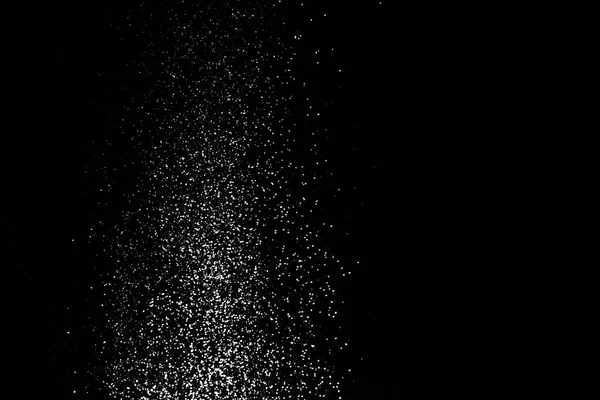 Bloem zeef op een zwarte achtergrond. Wit poeder splash isolaat — Stockfoto