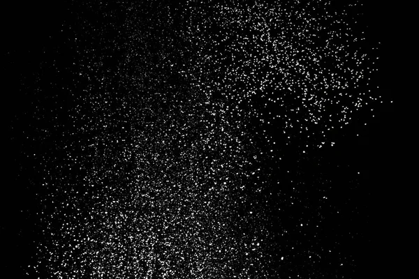 Mąka przesiedlenia na czarnym tle. Izolat biały proszek Splash — Zdjęcie stockowe