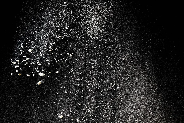 Farina setacciata su fondo nero. Polvere bianca spruzzare isolato — Foto Stock