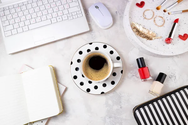 Espace de travail plat et féminin. Mode bureau à domicile féminin avec des genoux — Photo