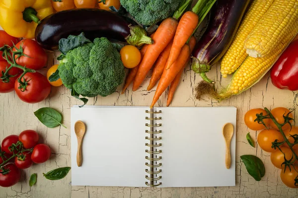 Fondo de alimentos de otoño con frutas, verduras y libro de cocina abierto —  Fotos de Stock