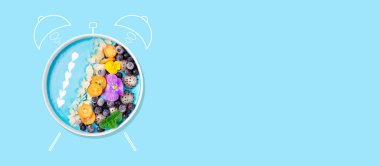 Günaydın smoothie kahvaltı ve çalar saat konsepti. Sağlıklı meyve suyu kasesi. Boşluğu kopyala