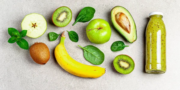 キウイフルーツスムージーとテーブルの上の成分 バナナ アボカド リンゴ ほうれん草 チアシードのキウイグリーンスムージー 健康的な夏の飲み物 スーパーフード デトックス 健康食品 — ストック写真