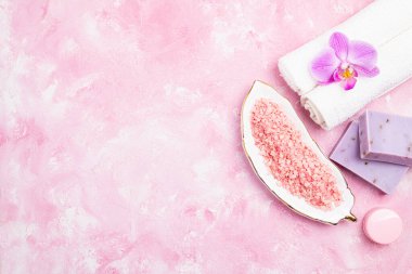 Havlular, spa kozmetik ürünleri, aksesuarlar, sabun, deniz tuzu, orkide çiçeği ile kaplıca ya da sağlık konsepti. Vücut bakımı için güzellik ürünleri içeren bir kaplıca. Boşluğu kopyala