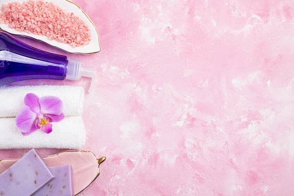 Spa Behandlungskonzept Natürliche Wellness Kosmetikprodukte Meersalz Tropische Blumen Auf Rosa — Stockfoto
