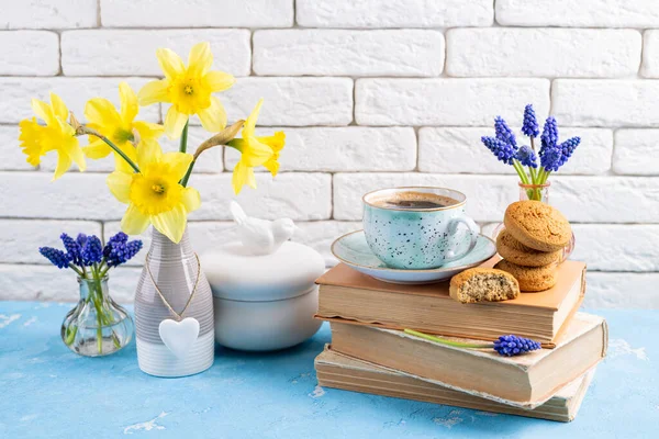 黄色の水仙の花やブドウのヒヤシンス コーヒーカップ テーブルの上にクッキーの花束 読書と朝食 コンセプトスタイリッシュで 大きく 居心地の良い家のインテリア — ストック写真
