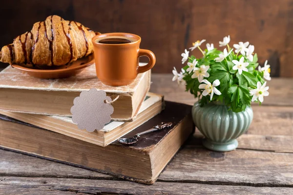 Buquê Flores Floresta Hepatice Vaso Livros Antigos Xícara Café Mesa — Fotografia de Stock