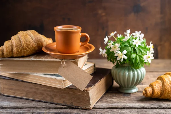 Buquê Flores Floresta Hepatice Vaso Livros Antigos Xícara Café Mesa — Fotografia de Stock