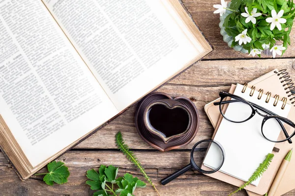 Tasse Kaffee Aufgeschlagenes Buch Blumenstrauß Stift Notizbuch Gläser Und Lupe — Stockfoto