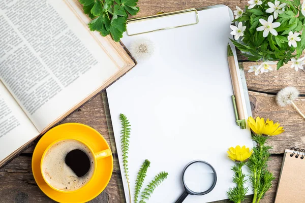 Aufgeschlagenes Buch Tasse Kaffee Blumenstrauß Stift Notizbuch Weißer Rohling Und — Stockfoto