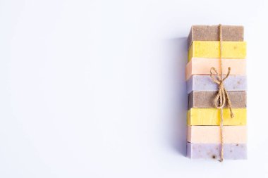 Beyaz arka planda bitkisel özü olan doğal el yapımı sabunlar. Spa organik sabun. Boşluğu kopyala