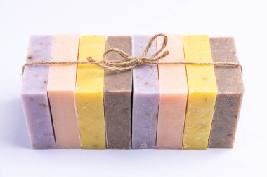 Doğal el yapımı sabun kalıpları bitkisel, çiçekler, gerekli yağlar. Organik malzemeli ev yapımı güzellik ürünleri. Spa organik sabunu.