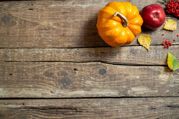 Jesienna Kompozycja Święto Dziękczynienia Dynia Jabłka Owocowe Jesienne Liście Rustykalnym — Zdjęcie stockowe