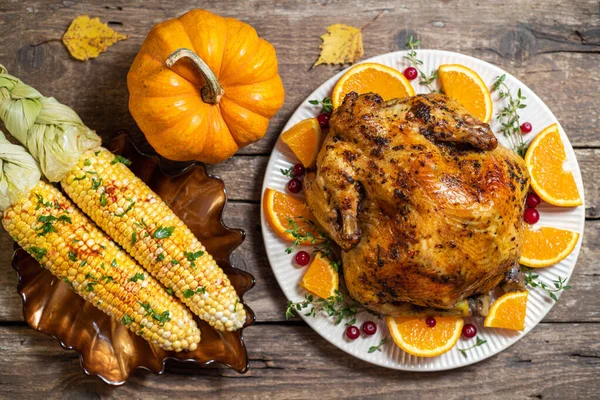 추수감사절 닭고기나 칠면조에 감귤과 향신료를 곁들인 옥수수는 식탁에서 추수감사절을 기념하기 — 스톡 사진