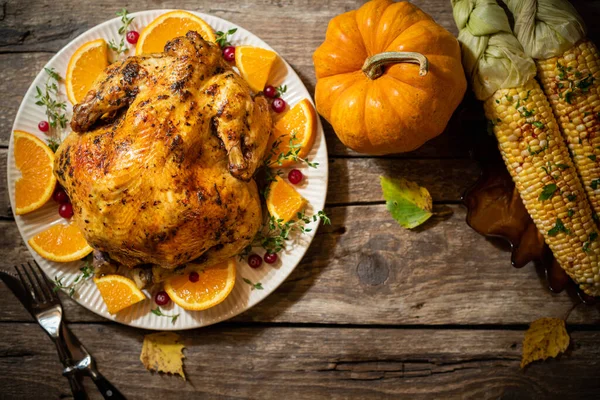 추수감사절 닭고기나 칠면조에 감귤과 향신료를 곁들인 옥수수는 식탁에서 추수감사절을 기념하기 — 스톡 사진