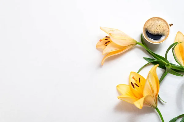 Blumen Lilie Und Kaffeetasse Auf Weißem Hintergrund Kaffeepause Blumenkarte Gemütliches — Stockfoto