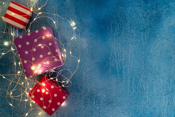 Karácsonyi Ünnepek Kompozíció Ünnepi Ajándékdobozok Koszorú Megvilágítás Kék Karácsonyi Háttér — Stock Fotó