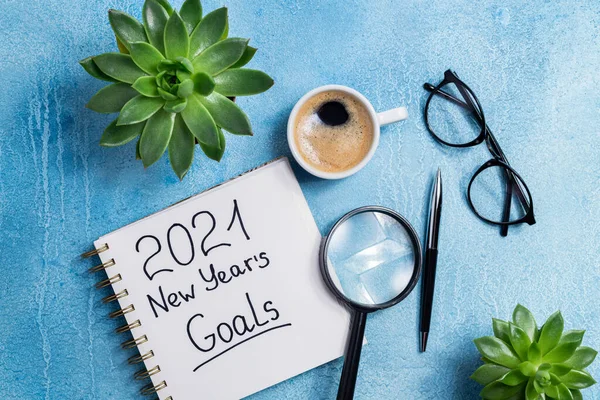 Nieuwjaarsdoelstellingen 2021 Het Bureau 2021 Goals Met Notebook Koffiebeker Bril — Stockfoto