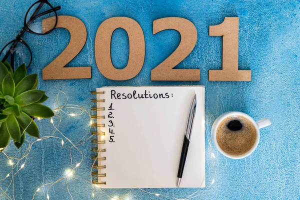 Rezoluția Anul Nou 2021 Birou 2021 Goluri Caiet Ceașcă Cafea — Fotografie, imagine de stoc