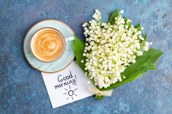 注意早晨好 还有咖啡杯 上面有蓝色背景的百合花束 晨咖啡 卡卡概念 顶视图 — 图库照片