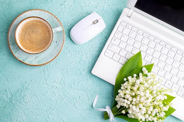 Bureau Domicile Table Bureau Avec Tasse Café Bouquet Fleurs Printemps — Photo