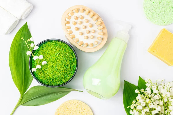 Spa Behandlung Wellness Konzept Naturkosmetikprodukte Handtücher Accessoires Badeschwamm Seife Kräutermeersalz — Stockfoto