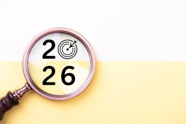 2026 yılbaşı kartı. Yeni yıl hedefleri büyüteçle 2026, hedef simgesi. 2026 'nın yeni yıl geçmişi. İş, kararlar, hedefler, ilham, finans, başarı, fikirler