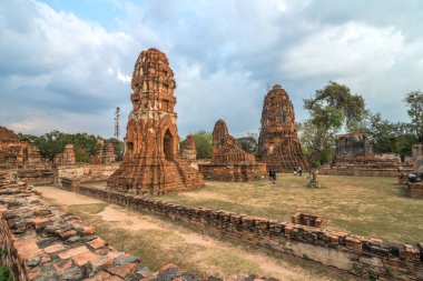 Ayutthaya, Tayland 'da bulutlu bir günde Wat Mahathat tapınağının manzarası.