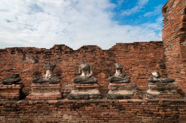 Ayutthaya, Tayland 'daki Chiawattanaram' ın içindeki antik Buda harabelerinin manzarası.