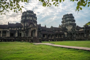 Siem Reap, Kamboçya 'da bulutlu bir günde Angkor Wat' ın içinden manzara.