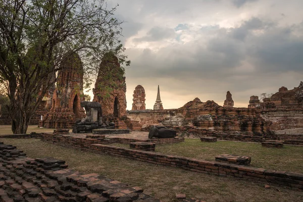 Dekoracje Wat Mahathat Rozci Gacz Pochmurnym Dniu Ayutthaya Tajlandia — Zdjęcie stockowe