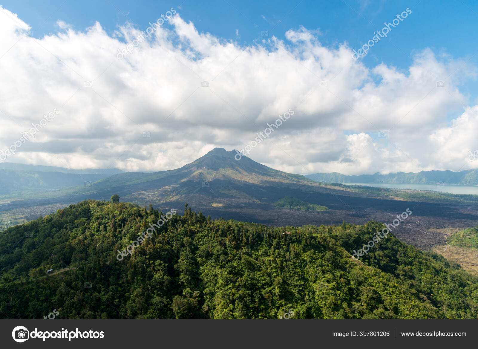Pemandangan Gunung Berapi Kintamani Dengan Langit Yang Indah Dan Hutan Stok Foto C Peerapat 397801206
