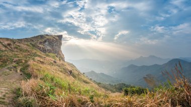 Sabahları Chiang Rai, Tayland 'daki dağın tepesinde Phu Chi Fa' nın manzarası..